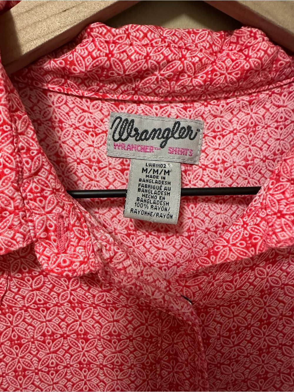 Wrangler Wrancher Sleeveless Pearl Snap Button Down Top Pink/Red Floral Print - Picture 3 of 5